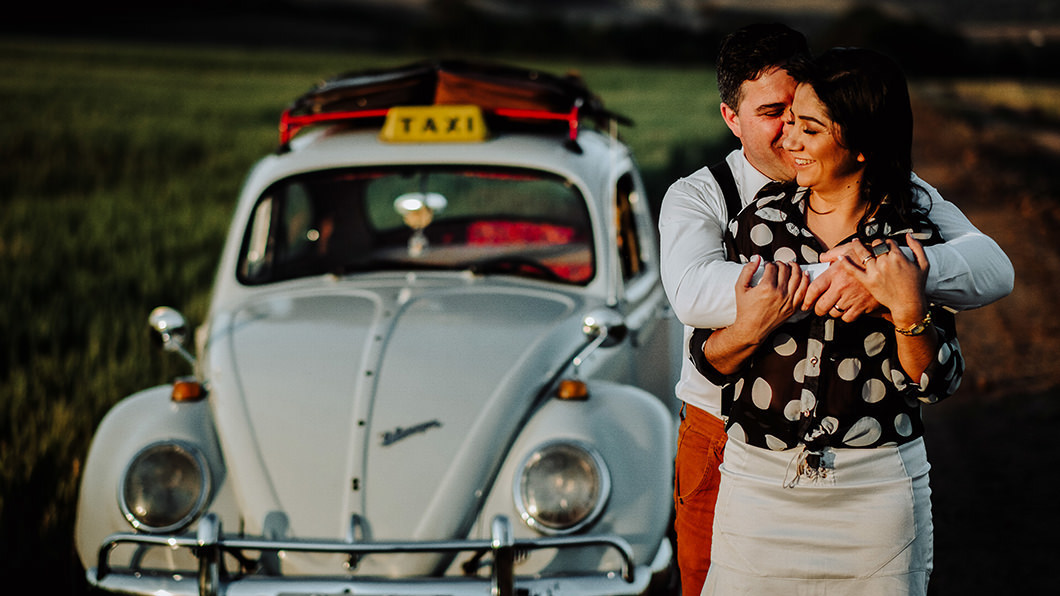 Ensaio pré wedding feita com locação de um fusca antigo da empresa de locações de carros Me Leva pelo fotografo de casamento Rickardo Andrade