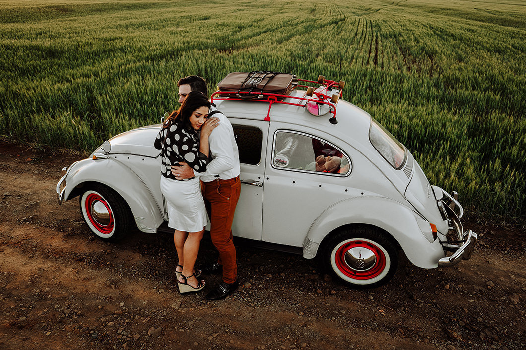 Ensaio de casal divertido e com fotos diferentes usando um carro antigo fotos de Rickardo Andrade