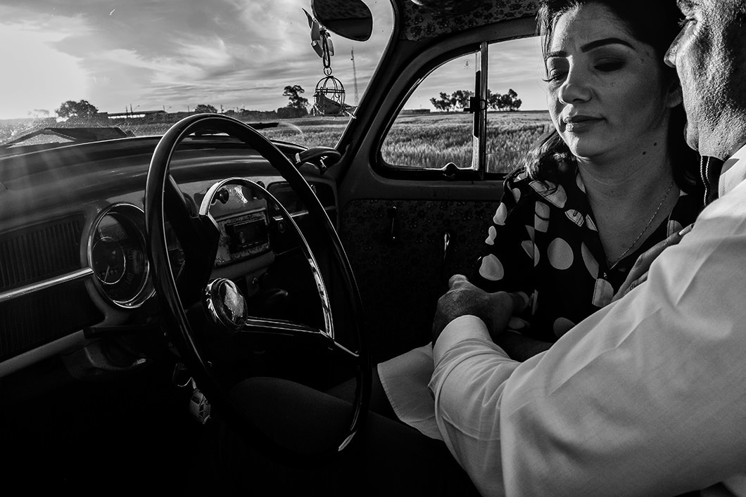 fotos de casal feitas antes do casamento na cidade de Maringá-PR fotos feitas dentro de um carro antigo