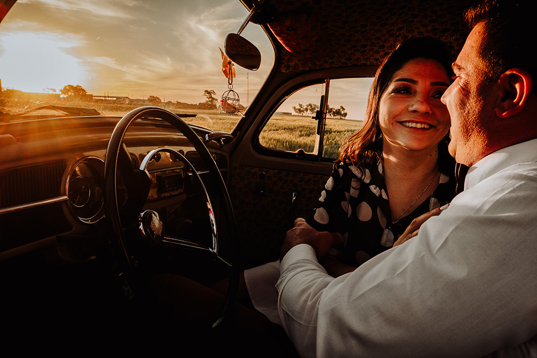 ensaio de casal divertido com fotos em um Fusca antigo de reliquia