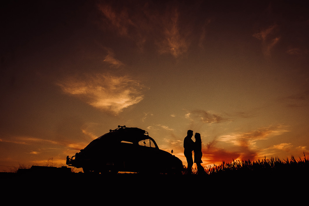 foto de casal feita com um fusca foto de silhueta
