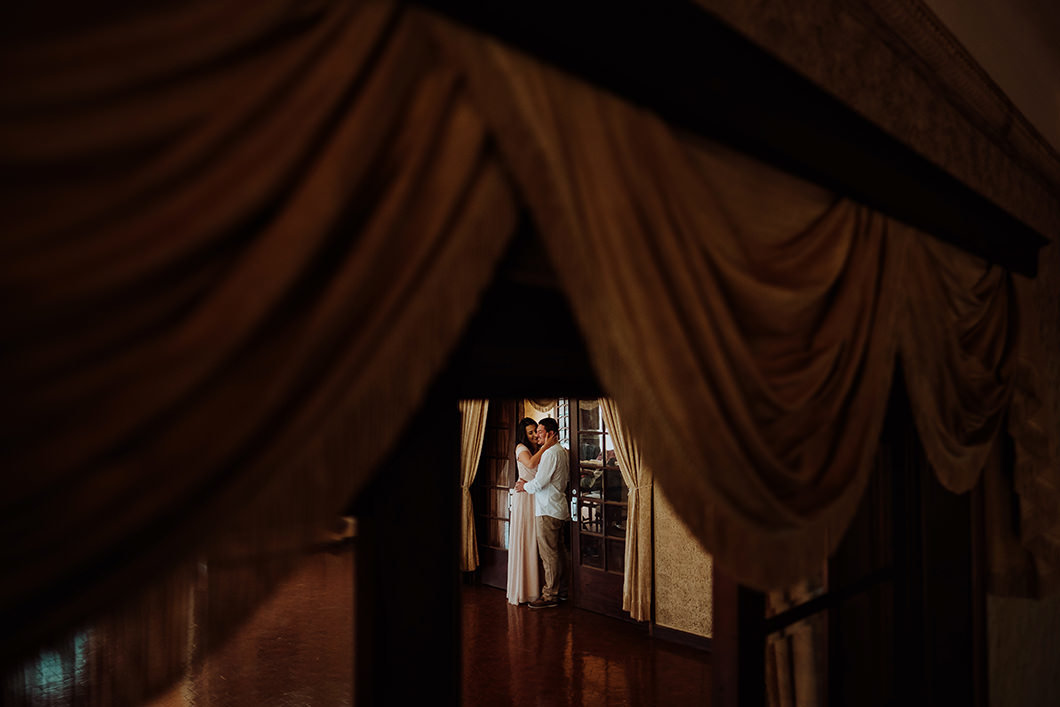 ensaio de pré casamento com fotos romanticas em uma mansão no paraná 