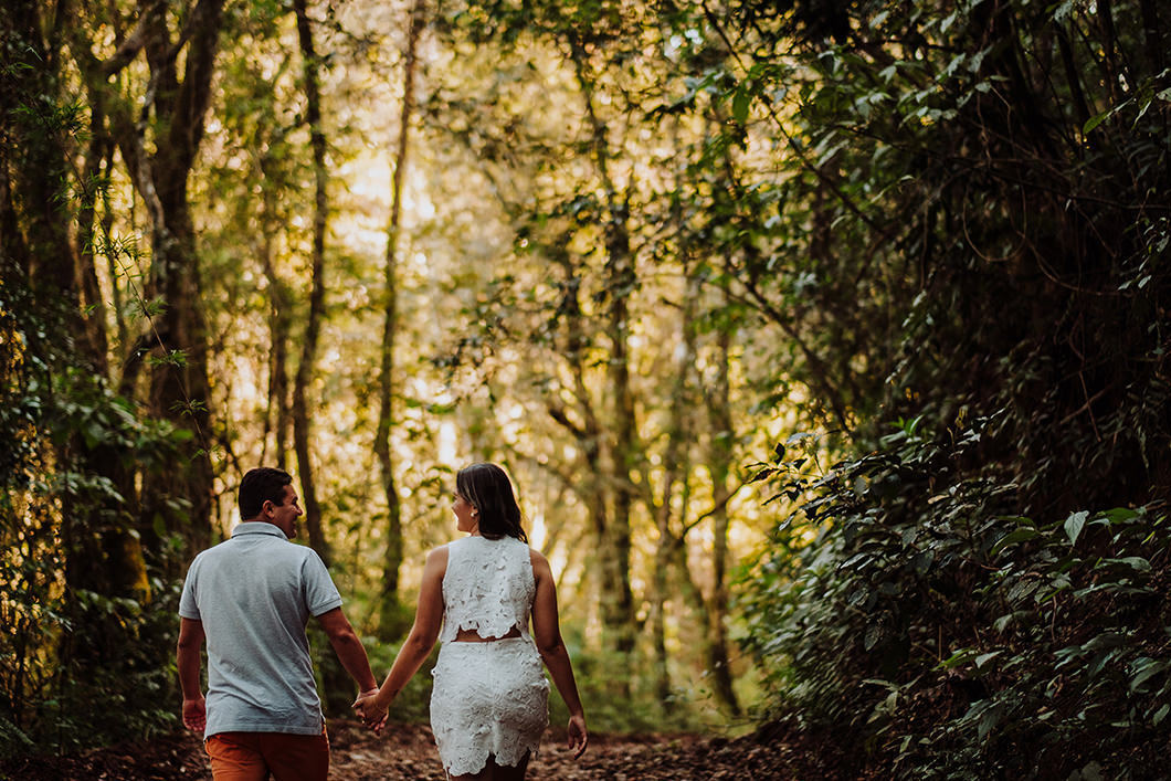 Ensaio pré casamento com fotos em uma estrada na natureza, fotos de casal no Paraná 