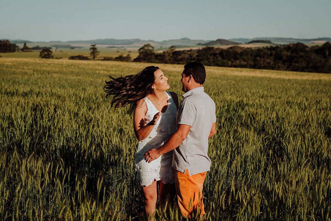 Fotografo de Casamento Rickardo Andrade fotografando ensaio de casal com fotos em plantação 