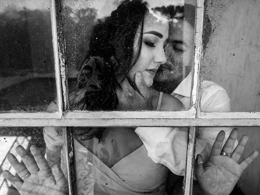 retrato de casal com fotos em uma janela de um castelo, fotografo de casamento em Mandaguari-PR