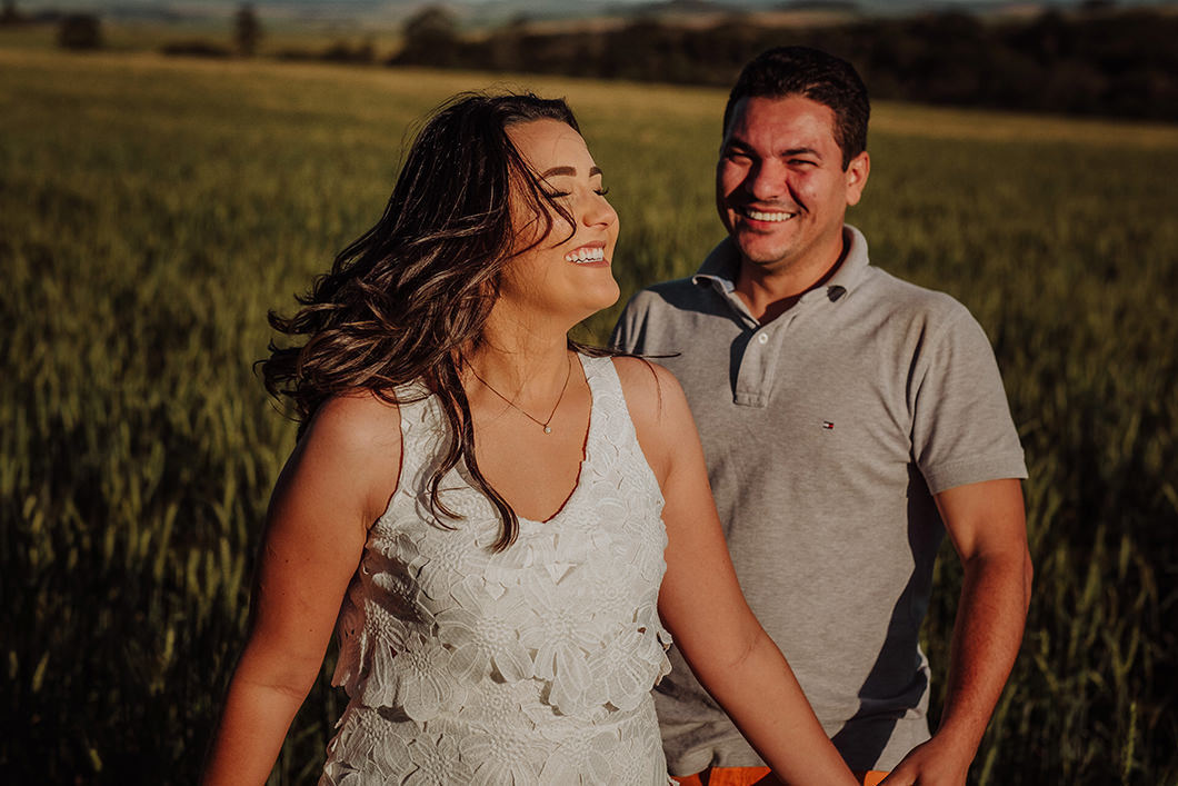 ensaio pré wedding com fotos espontâneas da natureza 