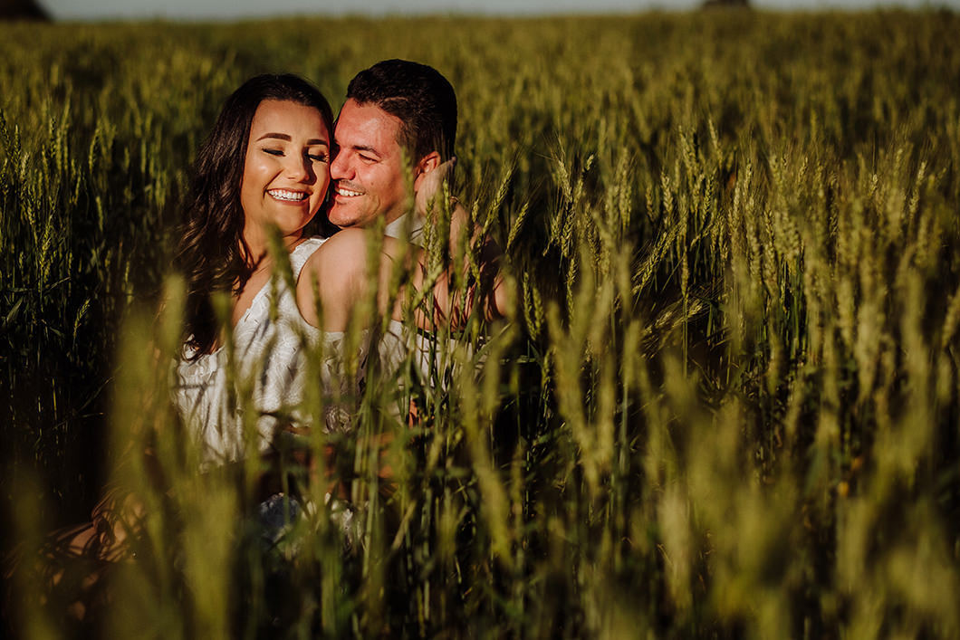 book de Casal com fotos em plantação por fotografo Rickardo Andrade 