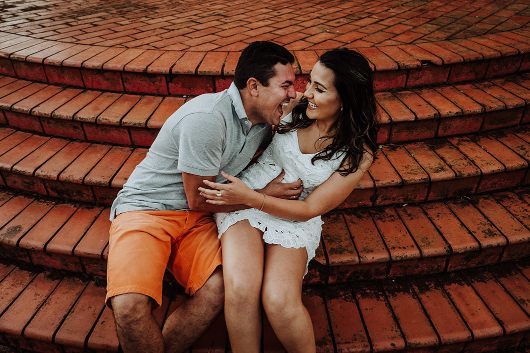 Ensiao pré casamento com fotos de casal se divertindo, melhor fotografo de casamento do PAraná