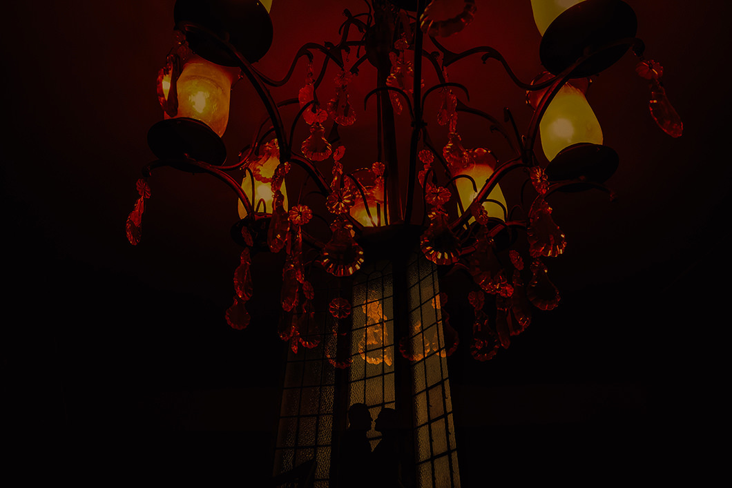 foto de pré wedding com foto de silhueta e grandes lustres 