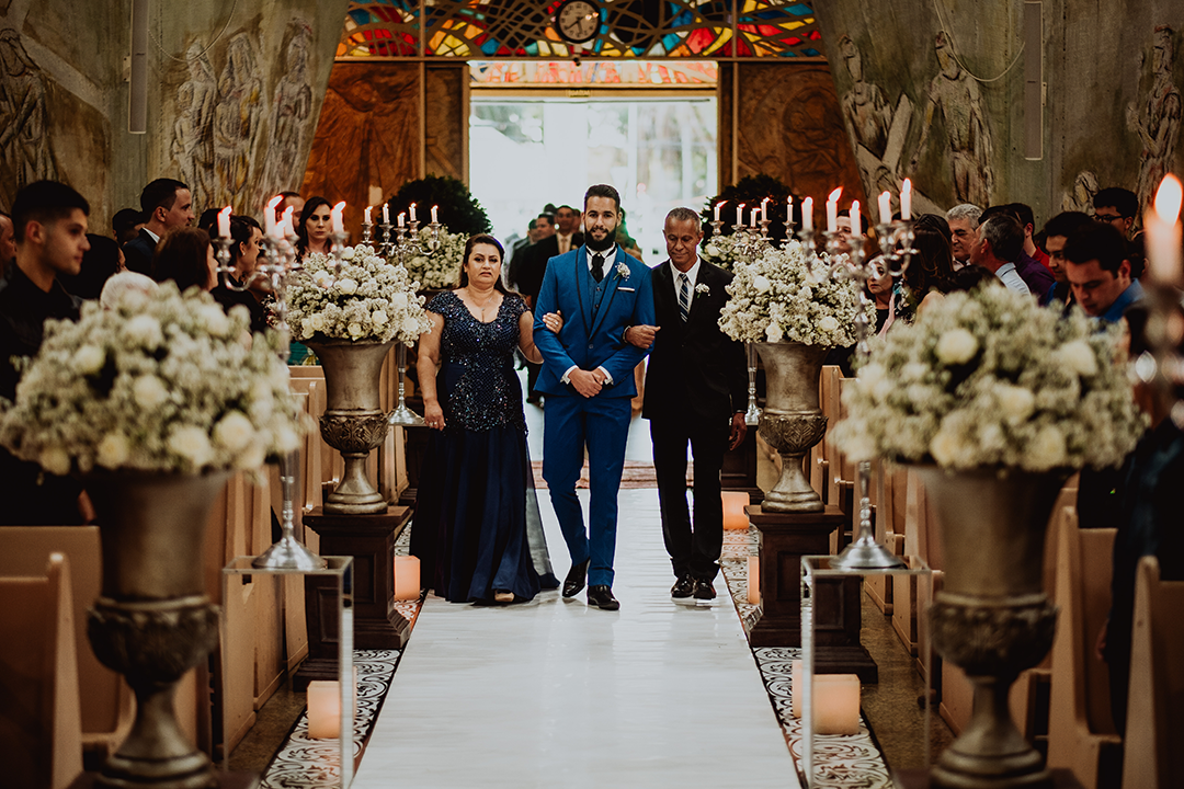 foto da entrada do noivo em casamento na catedral de MAringá-PR
