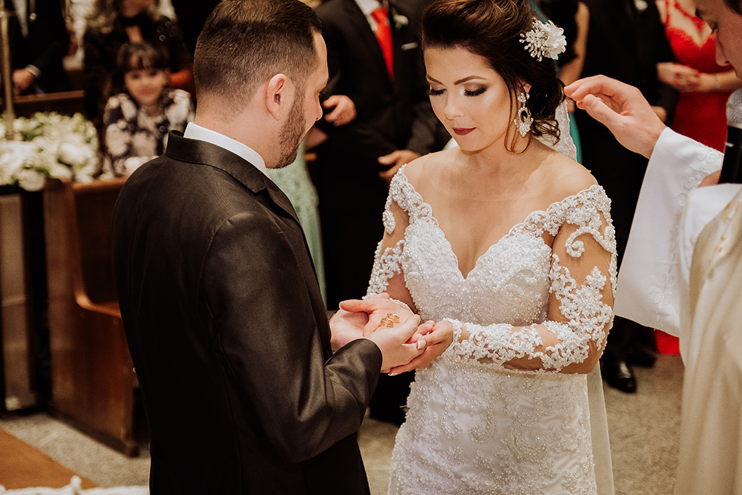 foto da benção das alianças no altar em cerimonia religiosa da igreja catolica em MAringá 