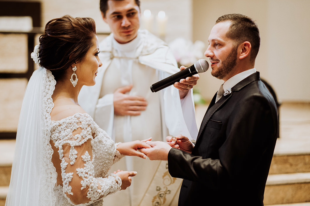 troca de alianças dos noivos em casamento noturno de maringá pelo fotografo de casamento Ricardo Andrade