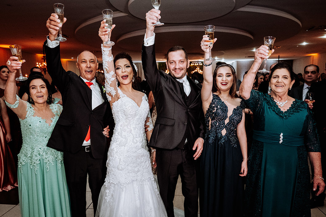 noivos brindando com os pais em casamento no Month Serrah de MAringá-PR