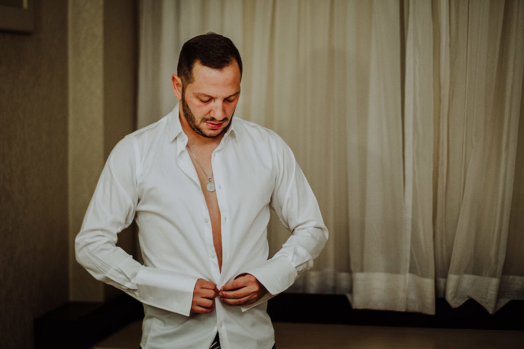 retrato do noivo se trocando para o casamento em Maringá-PR