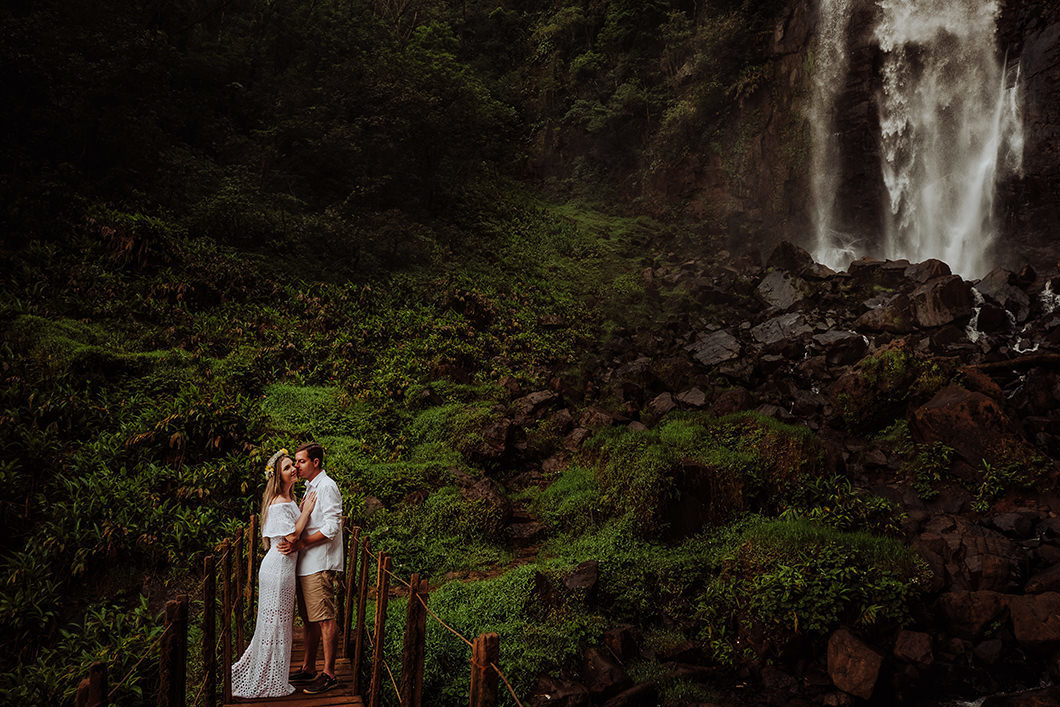pré wedding com cenario de natureza e cachoeira feito na região de Maringá-PR