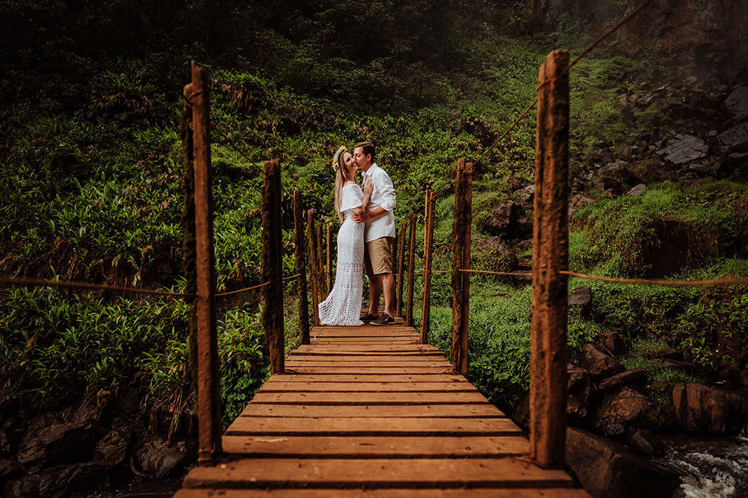 book de casamento feito em lindo cenário da natureza com cachoeira 