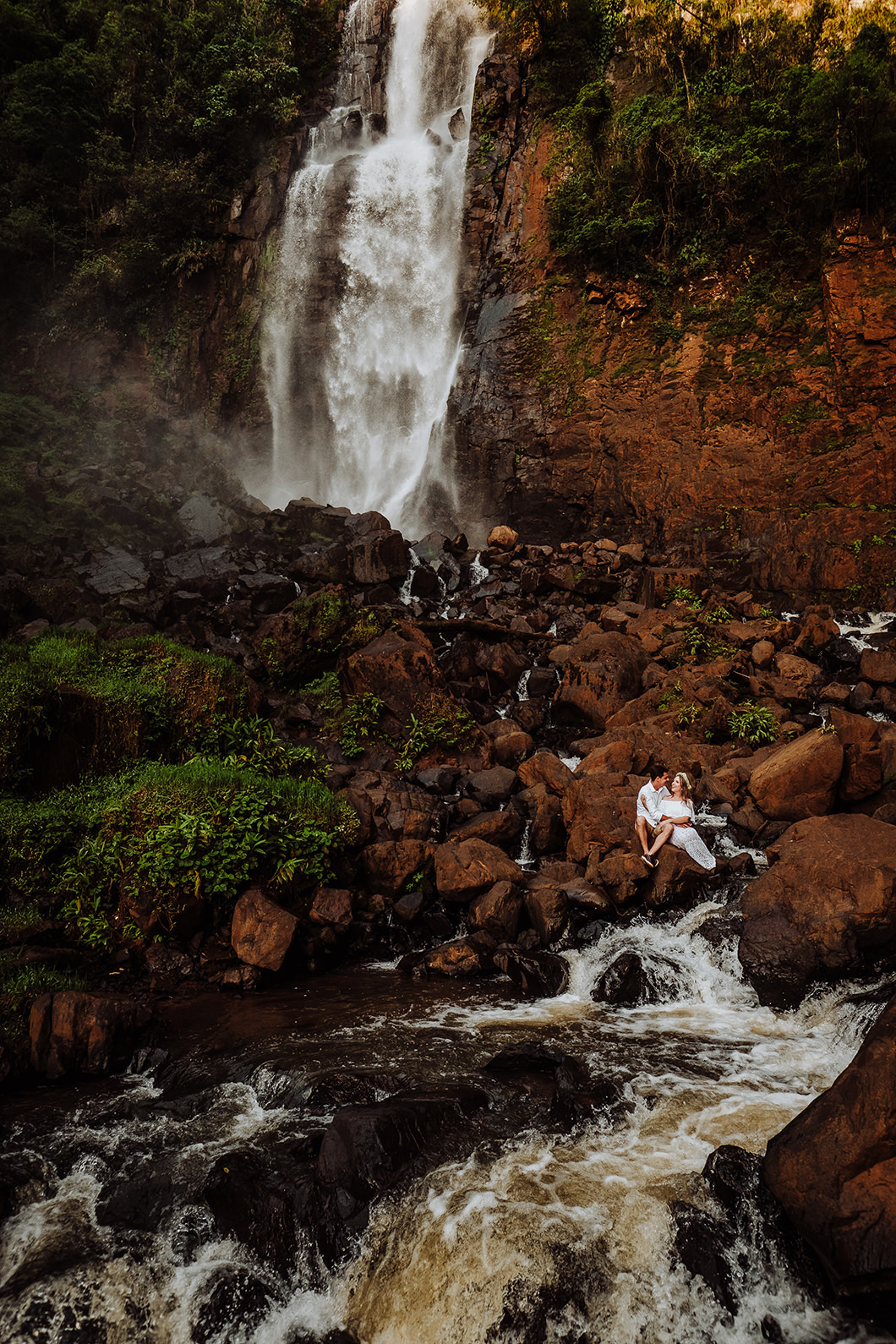 ensaio de casamento na natureza em uma pousada com cachoeira no Paraná