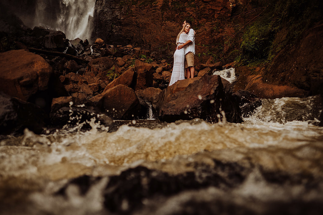 book de casamento com lindas fotos em uma cachoeira pelo fotografo Rickardo Andrade