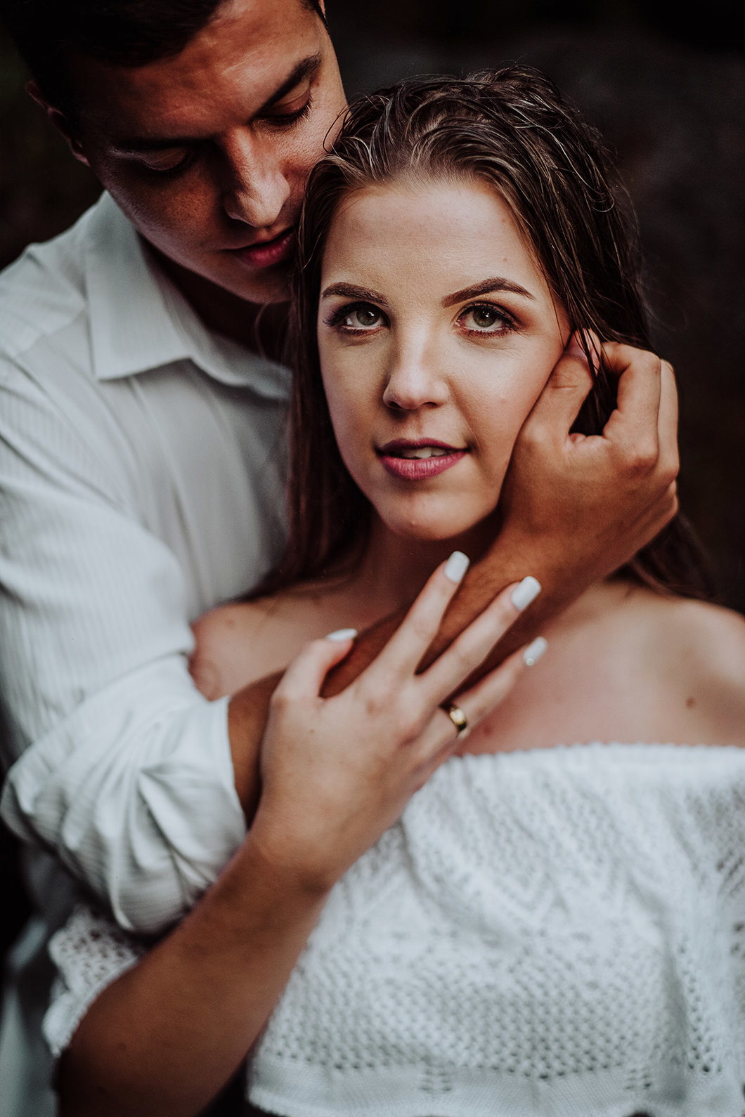 retrato romantico de casal feito durante ensaio pré casamento 