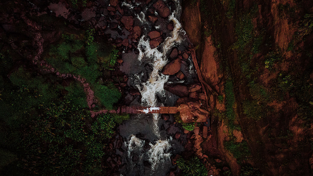 ensaio pré wedidng com fotos de drone fotos de cima da ponte da cachoeira do Luar de Agosto em Faxinal-PR
