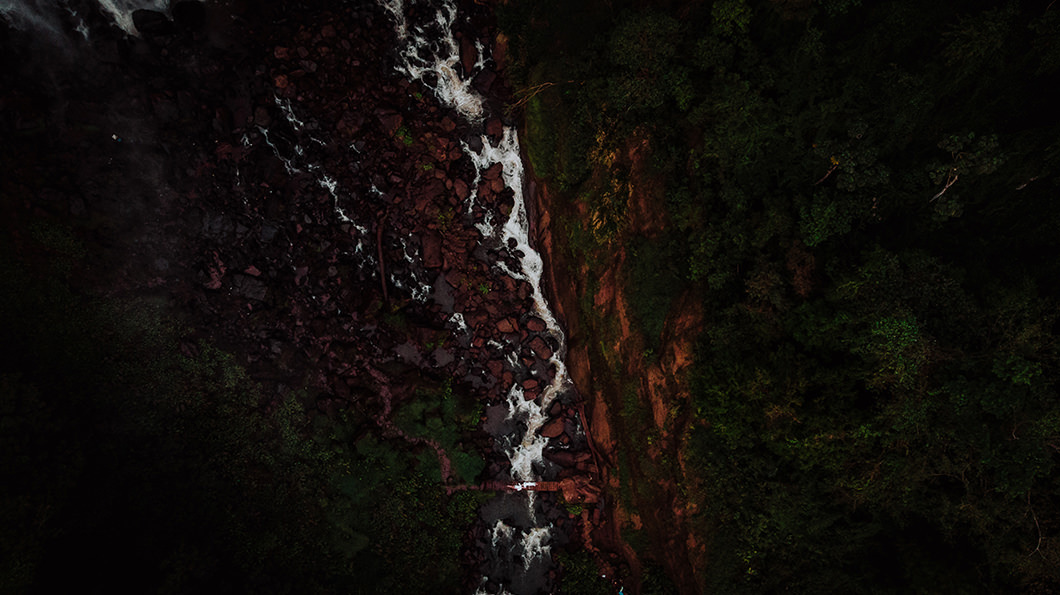 incriveis fotos de drone em ensaio pré wedding de casal foto de Rickardo Andrade