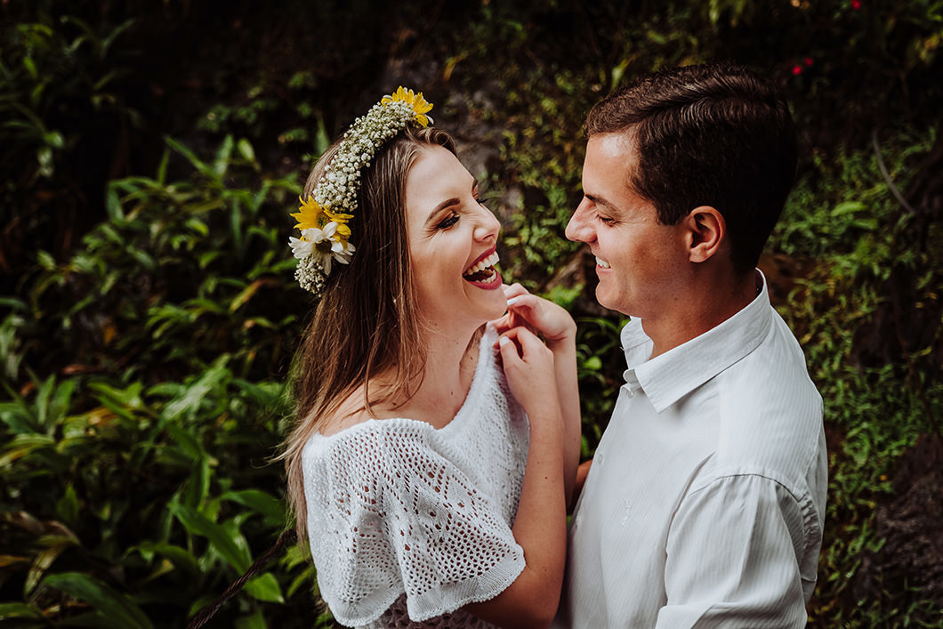 fotografo de casamento em MAringá-PR faz ensaio de casal com fotos divertidas e espontâneas