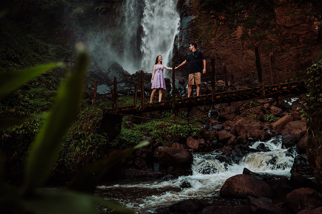 ensaio de casal com fotos na natureza por fotografo de casamento de MAringá-PR