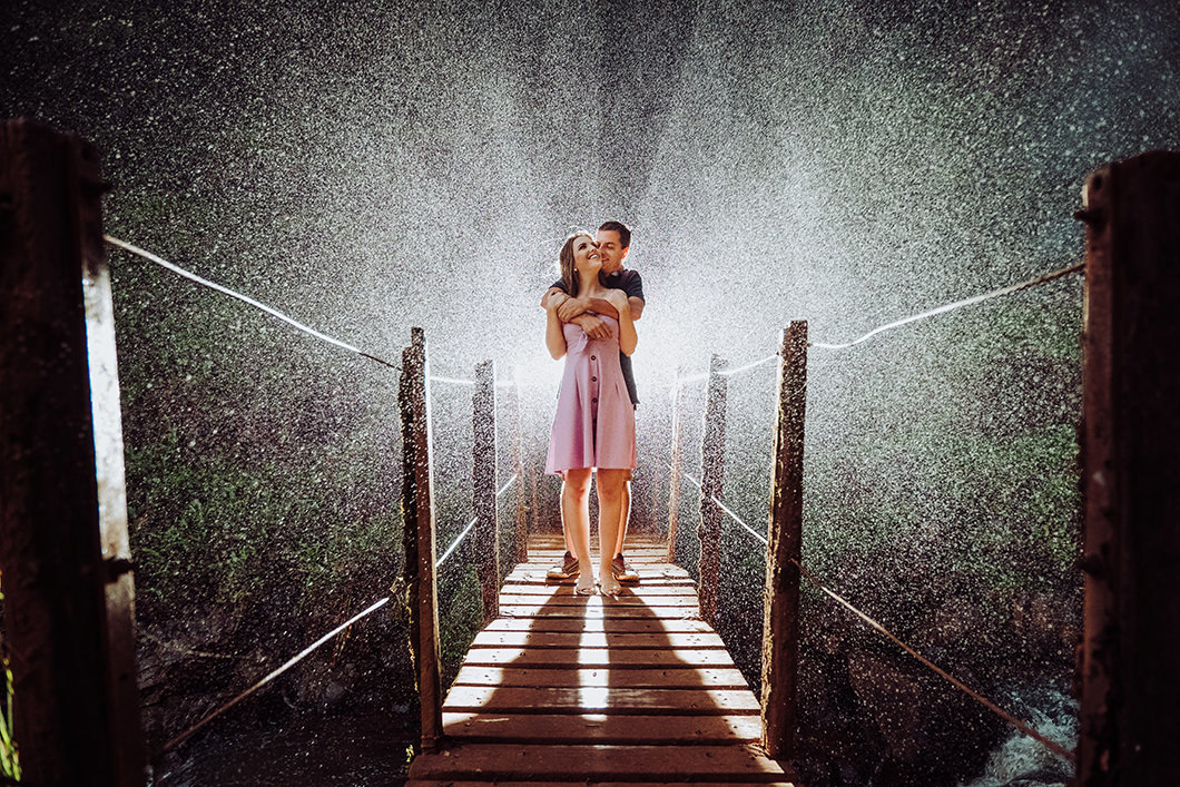 ensaio pre casamento em uma cachoeira no Luar de Agosto de Faxinal-PR