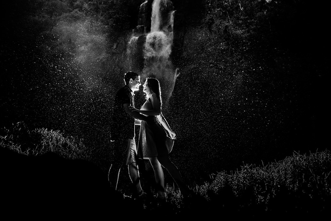 lindo ensaio de casal feito a noite em uma cachoeira no Paraná 
