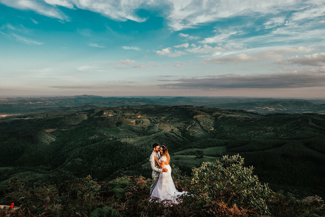 ensaio trash the dress feito em uma montanha fotos de Rickardo Andrade