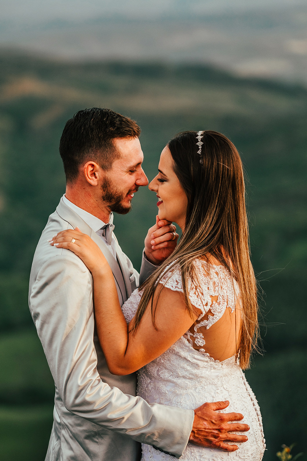 Ensaio de casal vestidos de noivos feito logo apos o casamento 