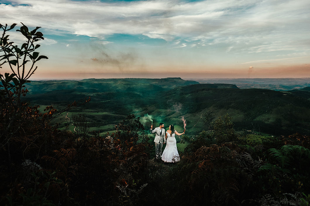 Ensaio trash the dress de casal vestidos de noivos com fumacinha colorida estilo de fotos gringas 