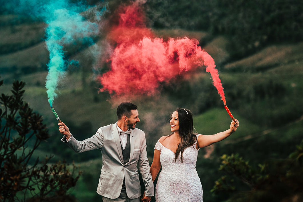 ensaio de casal divertido com fumacinha colorida em ambiente externo 