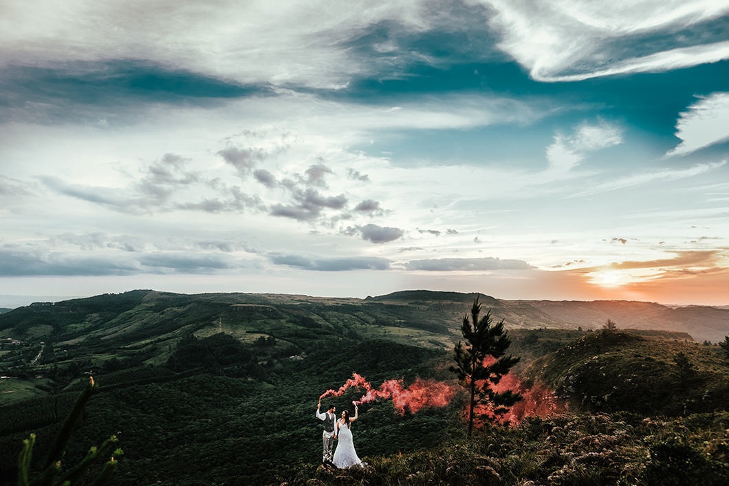 Ensaio pré wedding em montanha e com fumacinha colorida por fotografo de Casamento de Maringá-Pr Rickardo Andrade