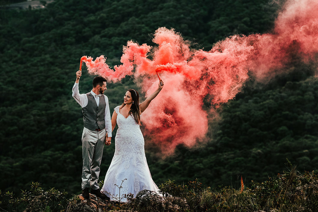 ensaio de casal moderno com fumacinha colorida por melhor fotografo de casamento de Maringá-PR Rickardo Andrade