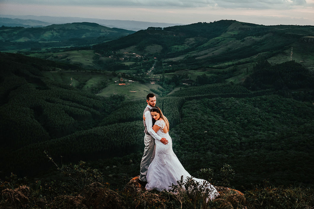 book de casamento fotos do casal com os trajes do casamento, vestido e terno para casamento externo 