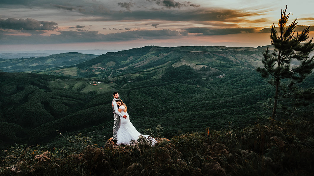 Ensaio de Casal usando vestido e terno de noivos feito em Maua da serra-PR 