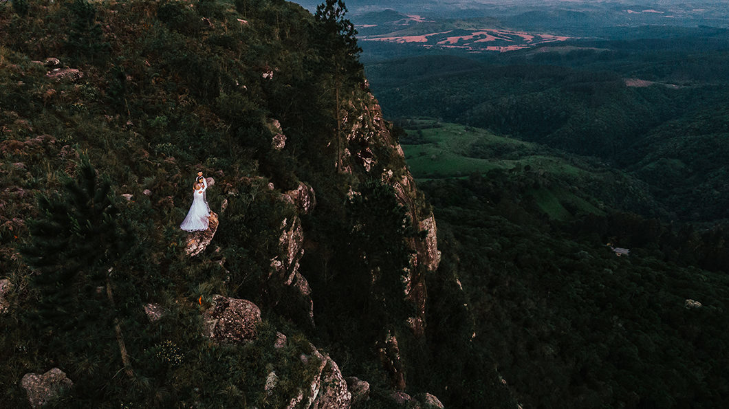 fotos de Casal feitas com drone em uma montanha no PArana foto do fotografo de Casamentos de maringá Rickardo Andrade
