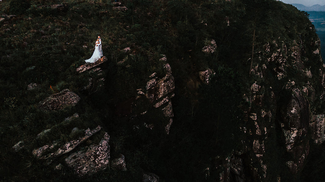 fotografia com drone para ensaio de Casal Trash the Dress pelo fotografo Rikcardo Andrade