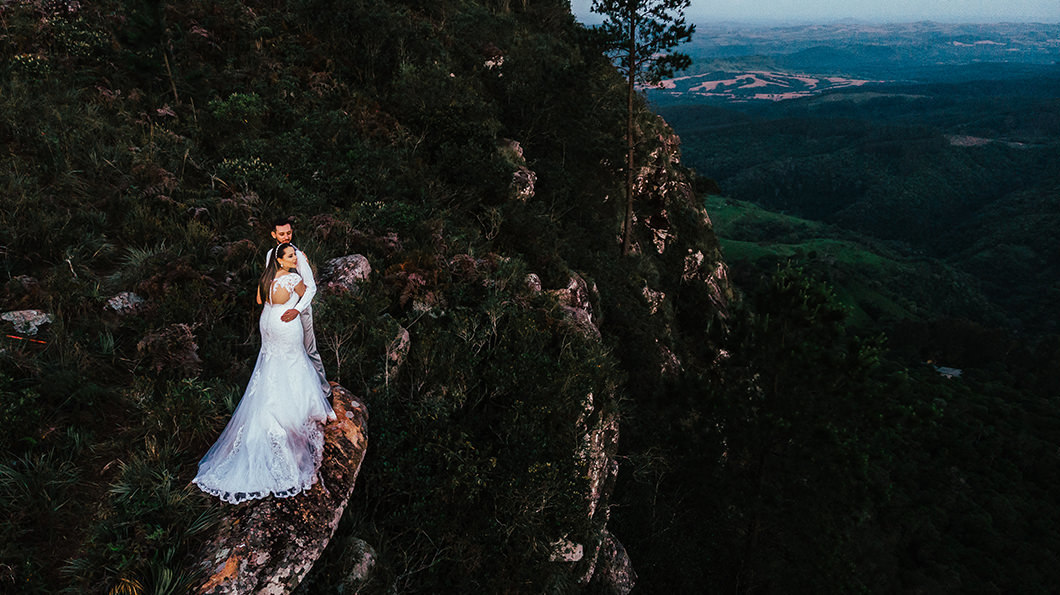 ensaio Pre Wedidng com fotos de drone em morro das Antenas em Maua da Serra-PR