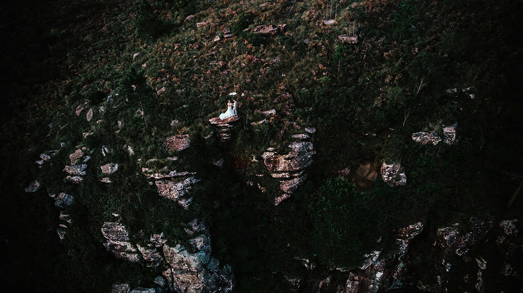 Ensaio de Casal com fotos incriveis de Drone em uma montanha no Paraná 