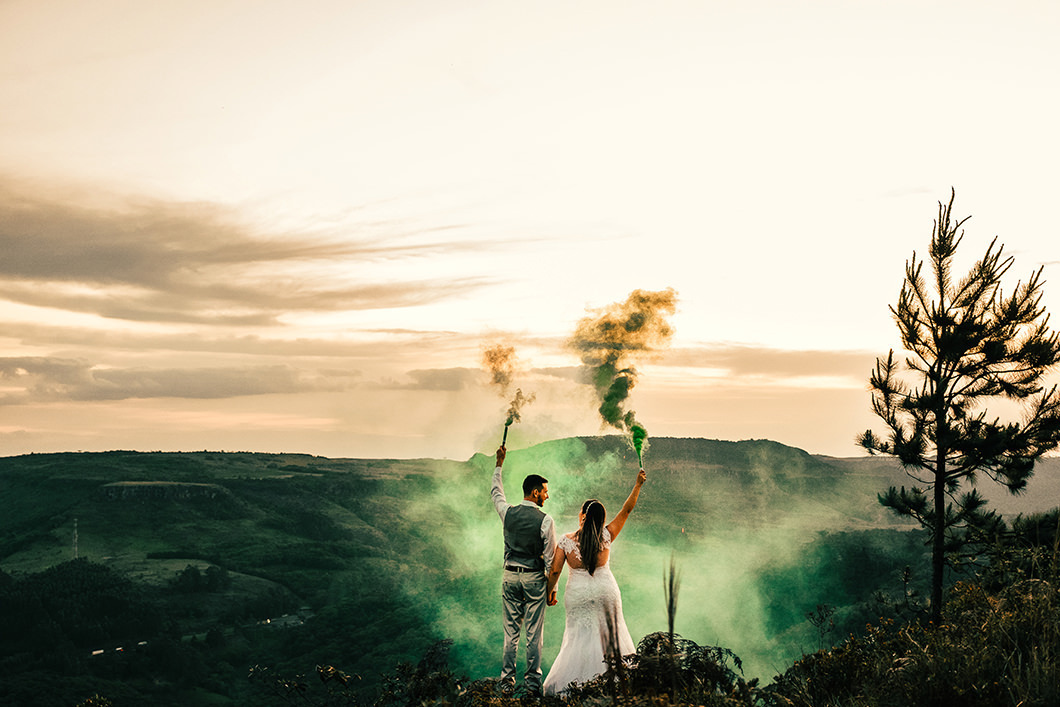 Ensaio de Casal em morro das Antenas usando fumaça colorida fotos do fotografo Rickardo andrade de Maringá