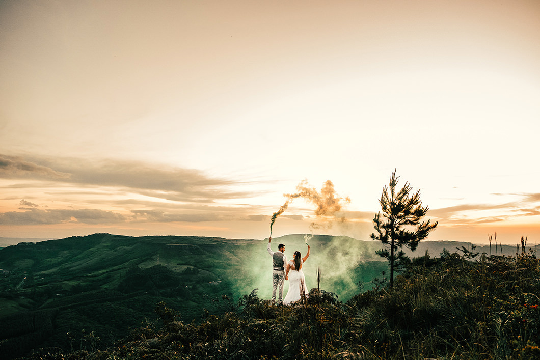 Ensaio Pre Wedidnh e Trash de dress com fotos divertidas usandofumaça colorida