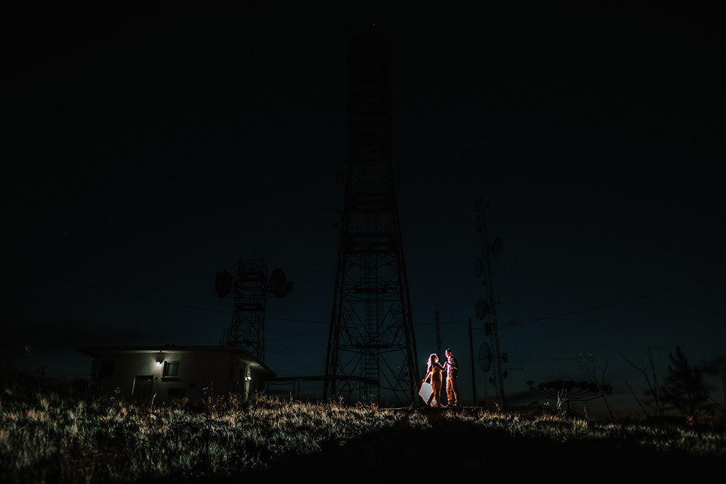 fotos de silhueta de casal feitas durante a noite com luz de flash 