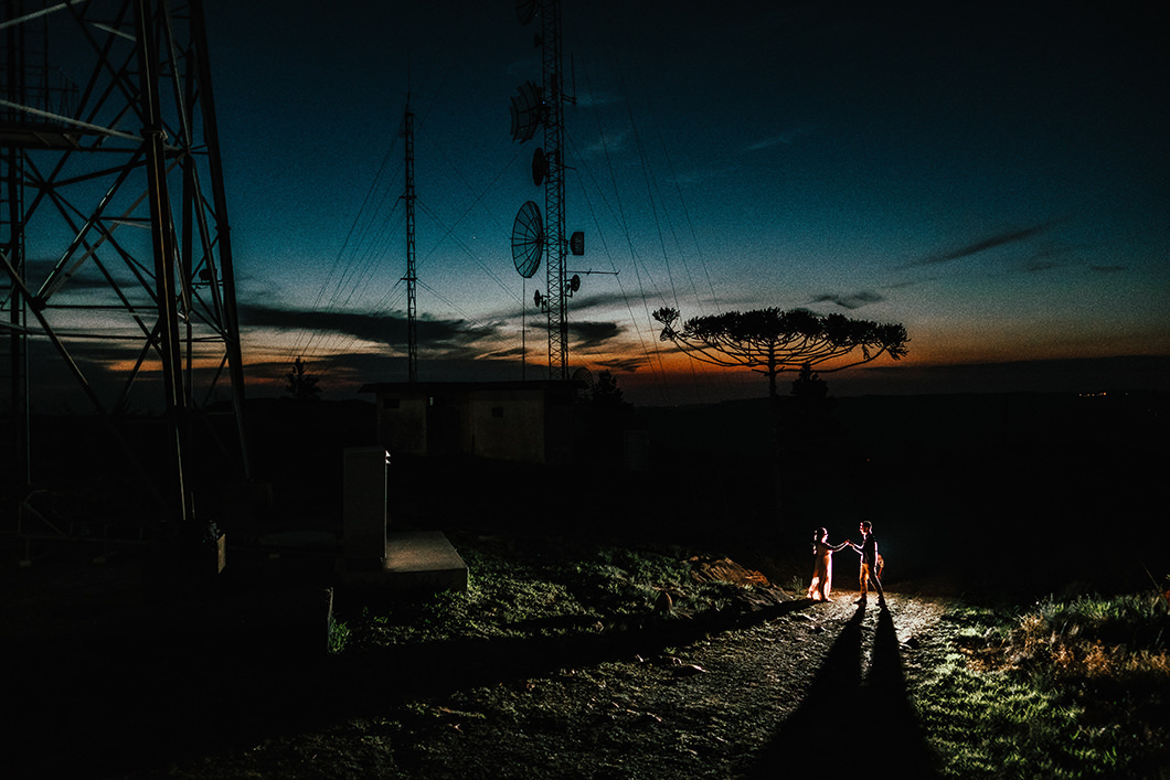 Fotos de Casal do Fotografo Rickardo Andrade foto de silhueta no por do Sol no morro das Antenas-PR 
