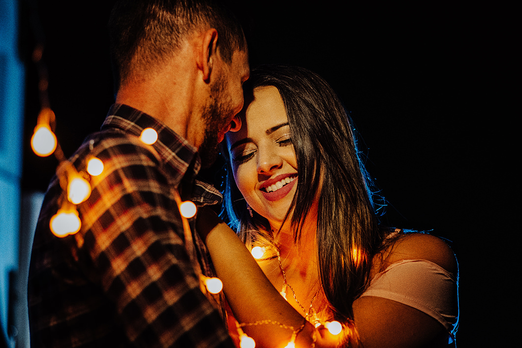 Ensaio de Casal usando cordão de luzes de natal 