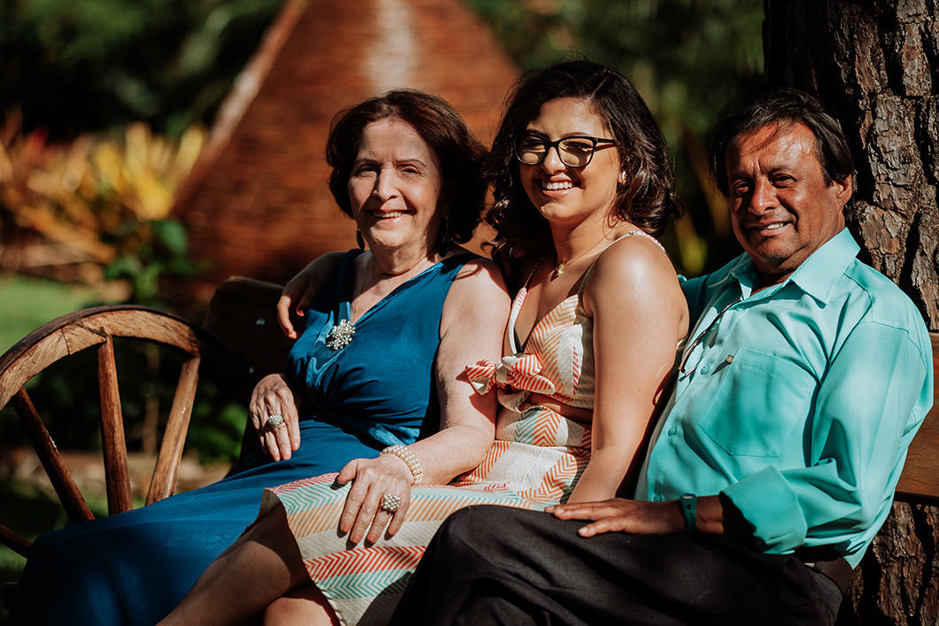 ensaio de familia feito em local externo em MAringá