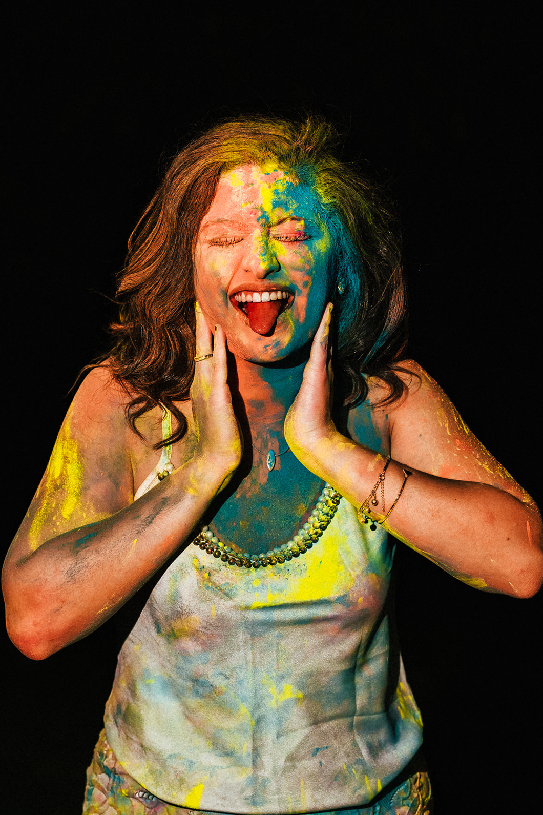 ensaio de debutante engraçado com fotos espontâneas e com pó colorido 