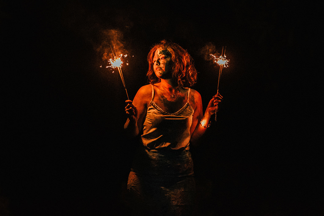 fotos de book de menina com varetas sparkles 