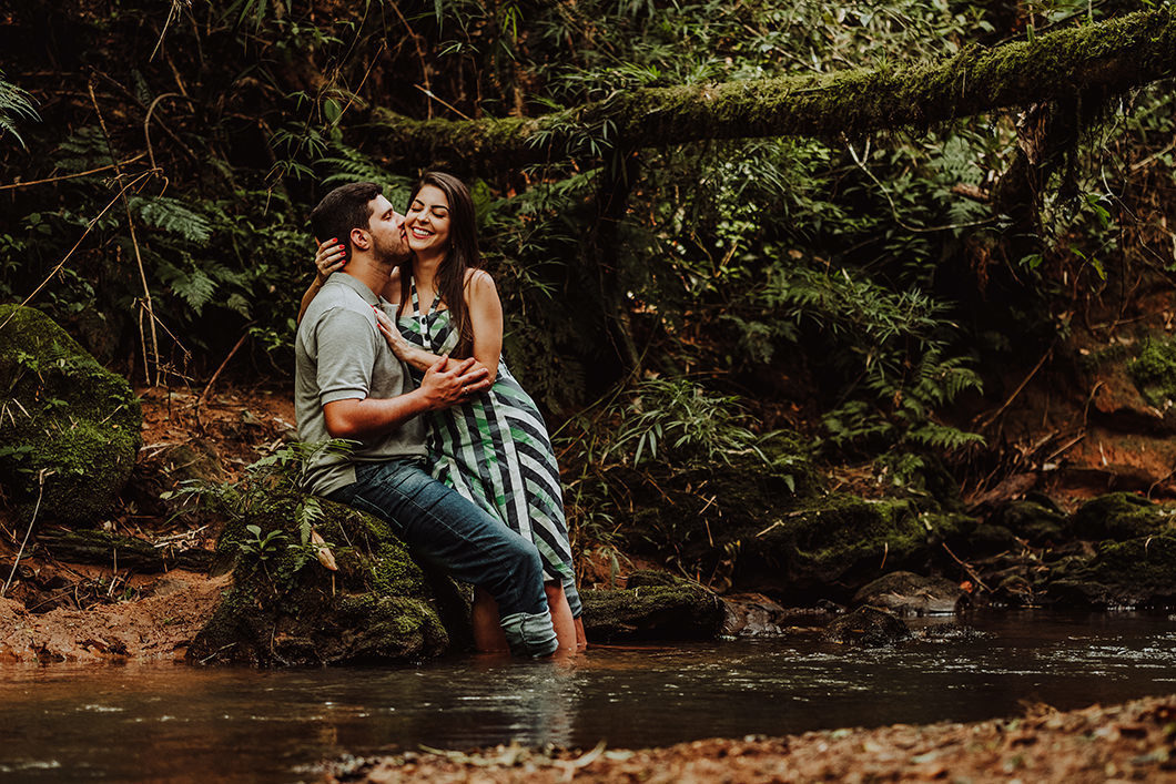 ensaio pré wedding feito na natureza por fotografo de Casamento de Maringá